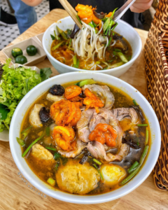 quan-banh-tom-noi-tieng-tai-hai-phong